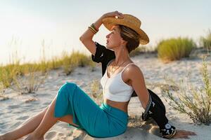 elegante atractivo mujer en playa en verano estilo Moda tendencia atuendo contento teniendo divertido foto