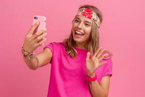 bonito linda sonriente mujer en rosado camisa boho hippie estilo accesorios sonriente foto