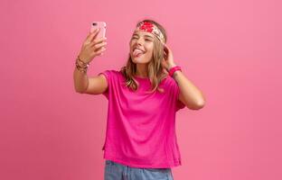 bonito linda sonriente mujer en rosado camisa boho hippie estilo accesorios sonriente foto