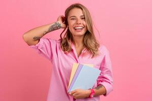 rubio bonito mujer en rosado camisa sonriente participación participación cuadernos foto