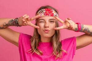 bonito linda sonriente mujer en rosado camisa boho hippie estilo accesorios sonriente foto