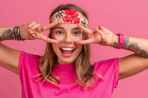 bonito linda sonriente mujer en rosado camisa boho hippie estilo accesorios sonriente foto