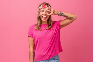 bonito linda sonriente mujer en rosado camisa boho hippie estilo accesorios sonriente foto