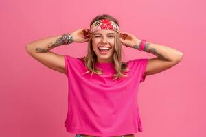 bonito linda sonriente mujer en rosado camisa boho hippie estilo accesorios sonriente foto