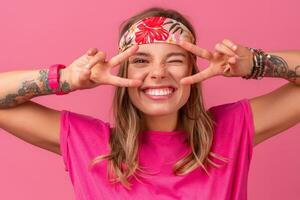 bonito linda sonriente mujer en rosado camisa boho hippie estilo accesorios sonriente foto