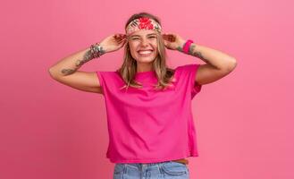 bonito linda sonriente mujer en rosado camisa boho hippie estilo accesorios sonriente foto