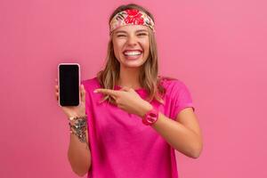 bonito linda sonriente mujer en rosado camisa boho hippie estilo accesorios sonriente foto