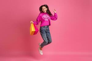 Hispano bonito mujer en rosado capucha sonriente saltando foto