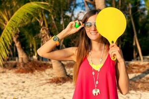 joven hipster mujer jugando ping pong en tropical playa, verano vacaciones. foto