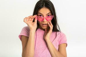 atractivo mujer en rosado camiseta y Gafas de sol foto