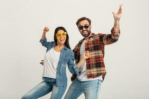 elegante hombre y mujer en casual mezclilla hipster atuendo teniendo divertido foto