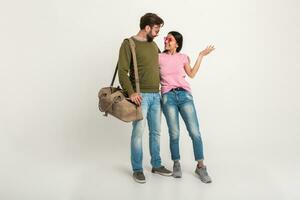 Pareja sonriente mujer y hombre en camisa de entrenamiento con viaje bolso foto