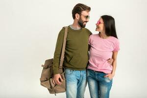 Pareja sonriente mujer y hombre en camisa de entrenamiento con viaje bolso foto
