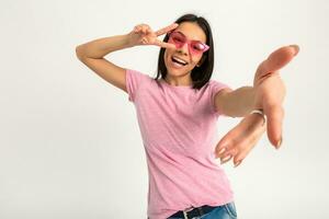 atractivo mujer en rosado camiseta y Gafas de sol foto
