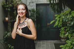 retrato de joven atractivo mujer en elegante negro vestir vistiendo lujo Rico collar joyería foto