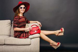 mujer posando con elegante calzado verano Moda y bolso foto