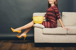 mujer posando con elegante calzado verano Moda y bolso foto