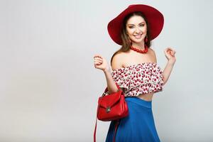 mujer posando con elegante calzado verano Moda y bolsa, largo piernas, compras foto