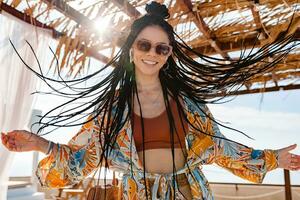 elegante bonito mujer con africano trenzas en soleado verano vacaciones foto