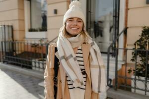 elegante mujer caminando en invierno calle foto