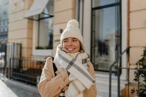 elegante mujer caminando en invierno calle foto