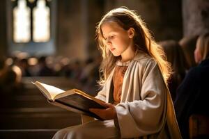 pequeño niña leyendo santo Biblia libro. Adoración a iglesia. foto