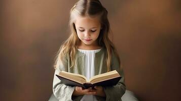 linda niño niña leyendo Biblia libro. Adoración a hogar. foto