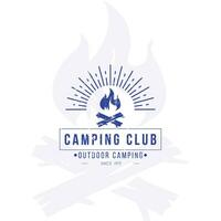 conjunto de Clásico cámping y al aire libre aventuras emblemas, logos y insignias acampar tienda en bosque o montañas. cámping equipo. vector. vector