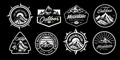 conjunto colección de Clásico aventuras Insignia en negro y blanco color. cámping emblema logo con montaña ilustración en retro hipster estilo. vector