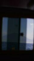 oceaan Aan een zonnig dag door de venster van de boot. verticaal video. video
