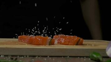 Fachmann Koch salzen rot Fisch Steak. schleppend Bewegung schließen oben video