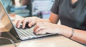 mujer mecanografía trabajo o chateando en ordenador portátil adecuado para haciendo infografía. foto