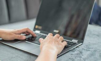 mujer mecanografía trabajo o chateando en ordenador portátil adecuado para haciendo infografía. foto