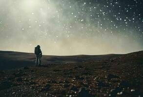 astronauta en un glacial rocoso superficie con el cielo lleno con estrellas y galaxias, generado por ai foto