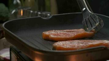 proche en haut professionnel chef grillage rouge poisson filet steak. lent mouvement video