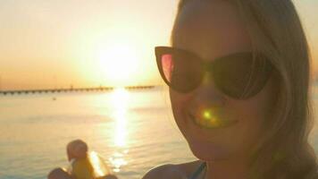 Frau weht Seife Luftblasen beim Sonnenuntergang video