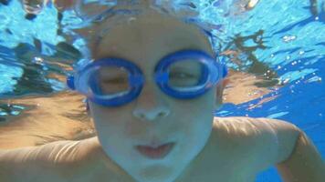 Junge im Brille unter Wasser video