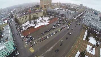 volante al di sopra di rosso piazza nel Kursk, Russia video