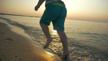 Füße von Junge Laufen auf das Strand video