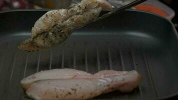 stänga upp professionell kock grillning vit fisk filea biff. långsam rörelse video