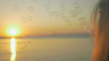 meisje blazen bubbels Bij zonsondergang video