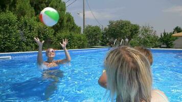 feliz família gastos Tempo dentro a piscina video