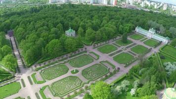 palacio y cuadrado con verde céspedes en tsaritsino, aéreo ver video