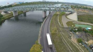 vliegend over- spoorweg brug en auto verkeer video