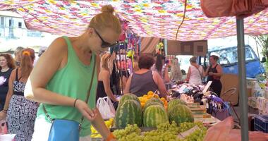 femme payant pour rue vendeur et prise une changement video