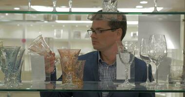 Mann suchen Über Glaswaren im das Geschäft video