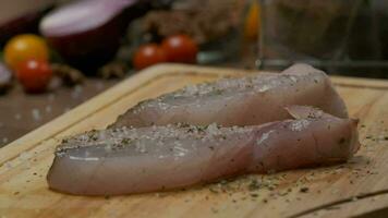 profissional chefe de cozinha granulados branco peixe bife com Pimenta. fechar acima lento movimento video