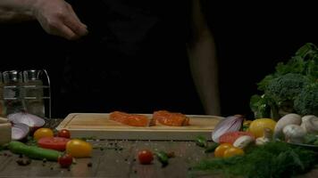 profesional cocinero salazón rojo pescado filete. lento movimiento cerca arriba video