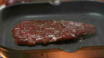 schließen oben Fachmann Koch Grillen Fleisch Filet Steak. schleppend Bewegung video