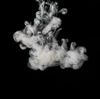 resumen fluido acrílico cuadro. jaspeado blanco resumen tinta nube en negro antecedentes. líquido mármol modelo. moderno Arte. foto